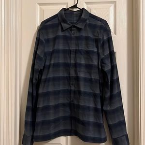 Mens large Lululemon mason peak button down shirt